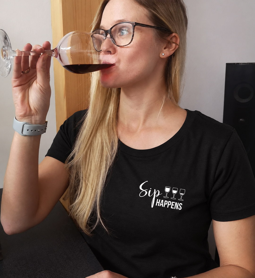 Sip happens Damen T-Shirt Schwarz – vorhandene Modelaufnahme digital auf Basic-Shirt angepasst