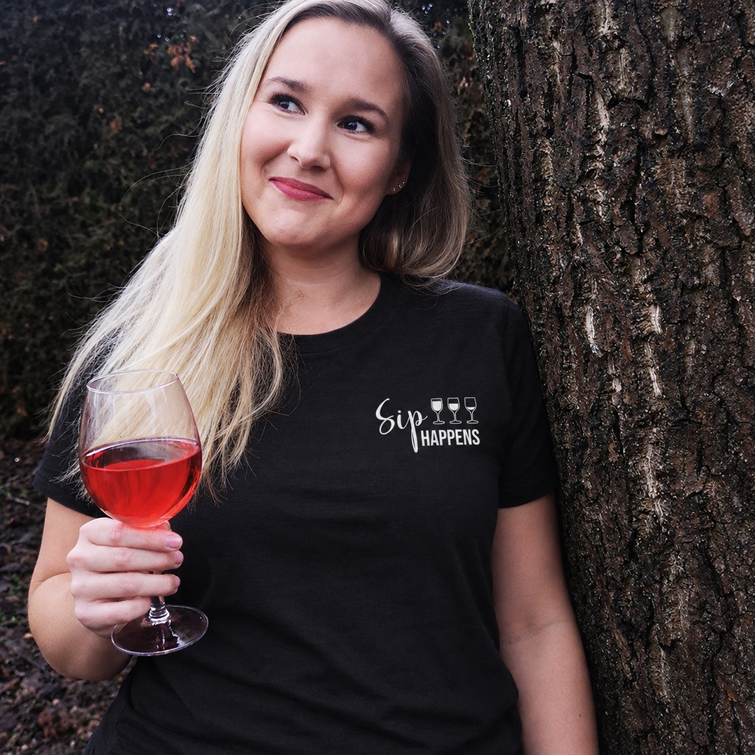Sip happens Damen T-Shirt Schwarz – eigenes Model am Baum, Shirt und Motiv digital angepasst