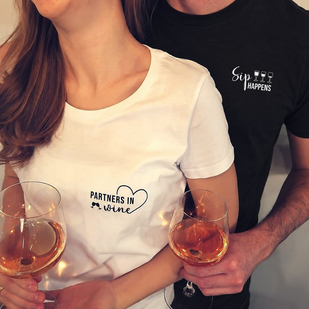 Sip happens Herren T-Shirt Schwarz – eigenes Shop-Paarfoto, Herrenmotiv digital angepasst