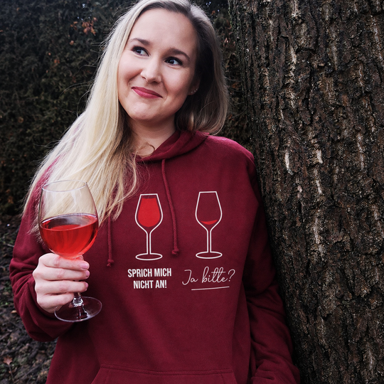 Sprich mich nicht an – Unisex Hoodie Bordeaux – eigenes Einzelmodel, vollständiges Originalmotiv vorne mittig; digital bearbeitet