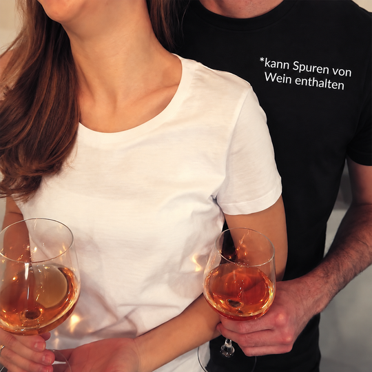 Eigene Paaraufnahme, schwarzes Herren T-Shirt kann Spuren von Wein enthalten und neutrales Begleitshirt, digital bearbeitete Trageansicht