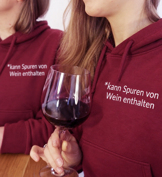 Eigene Models in Bordeaux-Hoodies mit kann Spuren von Wein enthalten, digital bearbeitete Trageansicht