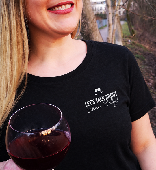 Talk about wine – Damen Basic T-Shirt mit kleinem Brustmotiv
