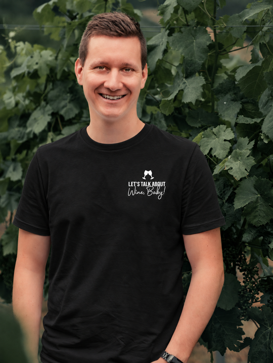 Talk about wine Herren-Shirt – eigenes Einzelmodel im schwarzen Shirt mit kleinem Brustmotiv; digital bearbeitet