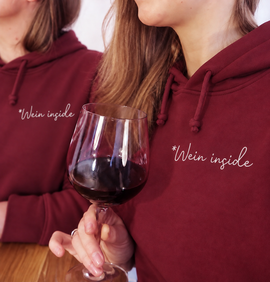 Wein inside hoodie – digital bearbeitete Trageansicht