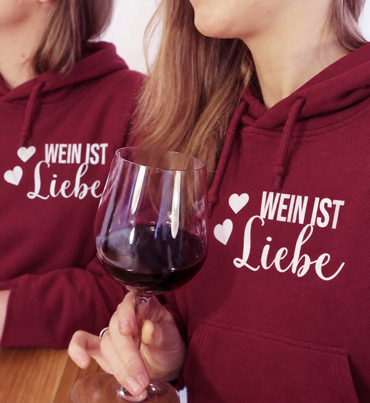 Wein ist Liebe – Unisex Hoodie in Bordeaux, eigene Modelaufnahme