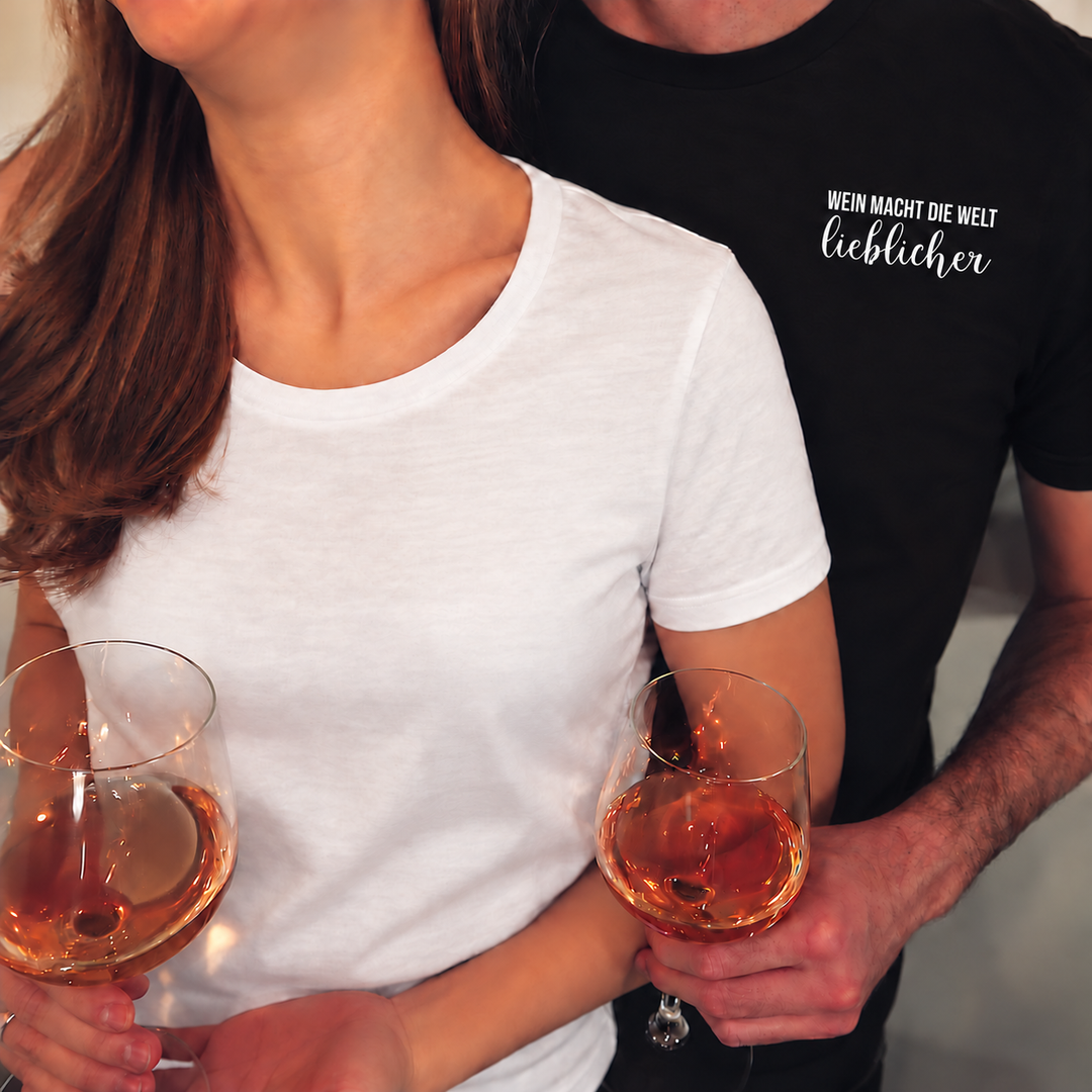 Wein macht die Welt lieblicher – Herren T-Shirt in Schwarz, bearbeitete Trageansicht