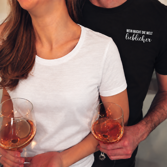 Wein macht die Welt lieblicher – Herren T-Shirt in Schwarz, bearbeitete Trageansicht