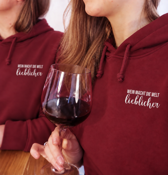 Wein macht die Welt lieblicher – Unisex Basic Hoodie Bordeaux, bearbeitete Trageansicht