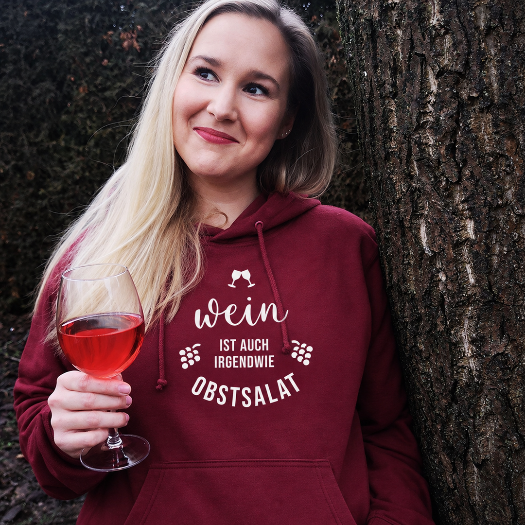 Wein ist auch irgendwie Obstsalat – Bordeaux Hoodie, Motiv mittig über der Kängurutasche