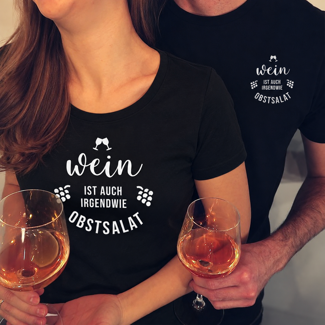 Wein ist auch irgendwie Obstsalat: Damenmotiv mittig, Herrenmotiv klein links auf der Brust; zwei einzelne Shirts