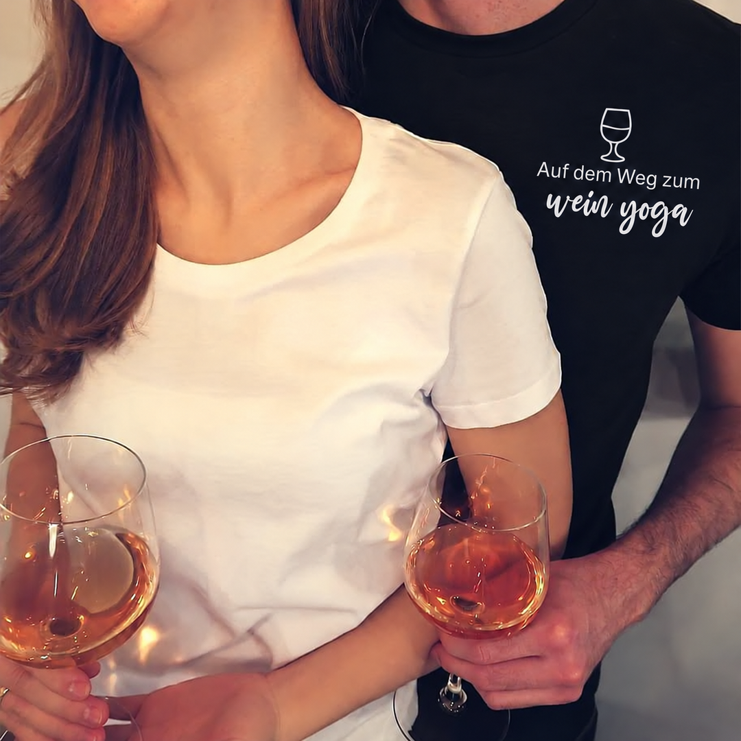 Digital bearbeitete Trageansicht: Wein-Yoga Herren-T-Shirt in Schwarz; Begleitshirt neutral
