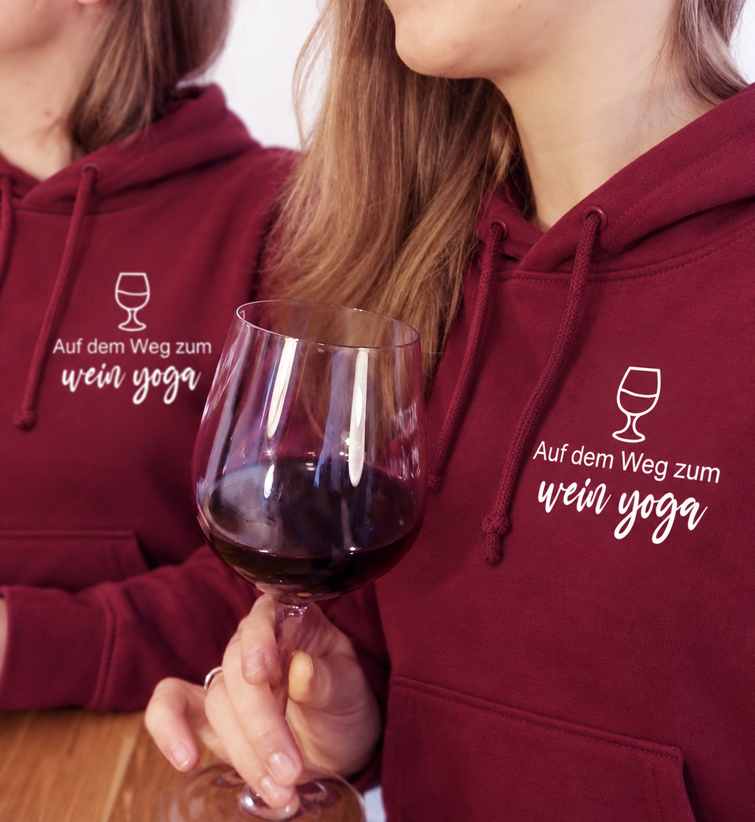 Digital bearbeitete Trageansicht: Wein-Yoga Unisex-Hoodie in Bordeaux mit Weinglas und Spruch