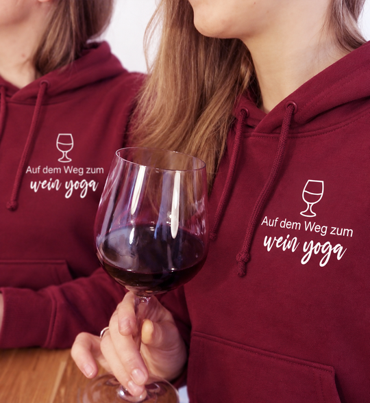 Digital bearbeitete Trageansicht: Wein-Yoga Unisex-Hoodie in Bordeaux mit Weinglas und Spruch