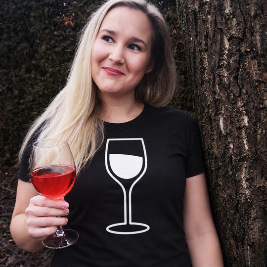 Weinglas – Damen T-Shirt – eigenes Einzelmodel ohne Jana – Motivgröße Groß – digital bearbeitete Trageansicht