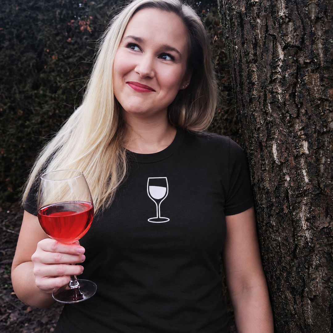 Weinglas – Damen T-Shirt – eigenes Einzelmodel ohne Jana – Motivgröße Klein – digital bearbeitete Trageansicht