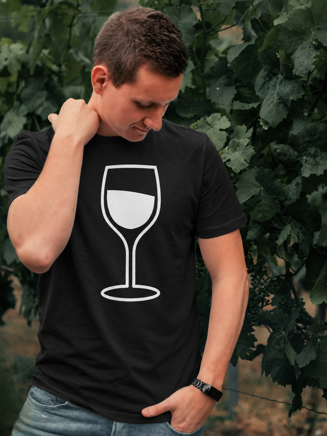 Weinglas – Herren T-Shirt – eigenes Einzelmodel ohne Jana – Motivgröße Groß – digital bearbeitete Trageansicht