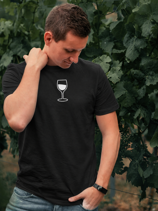 Weinglas – Herren T-Shirt – eigenes Einzelmodel ohne Jana – Motivgröße Klein – digital bearbeitete Trageansicht