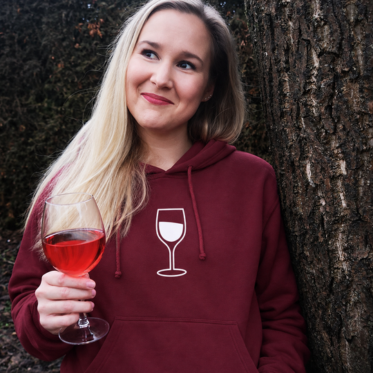 Weinglas – Unisex Hoodie – eigenes Einzelmodel ohne Jana – Motivgröße Klein – digital bearbeitete Trageansicht