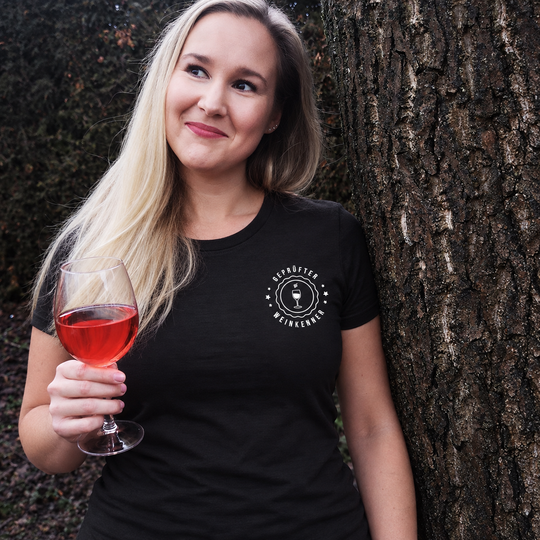 Digital bearbeitete eigene Trageaufnahme: Geprüfter Weinkenner auf schwarzem Damen-T-Shirt, Originalmotiv gemäß Provideransicht
