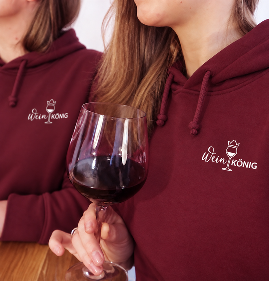 Weinkönig Unisex Hoodie in Bordeaux – kleines gekröntes Weinglas links auf der Brust