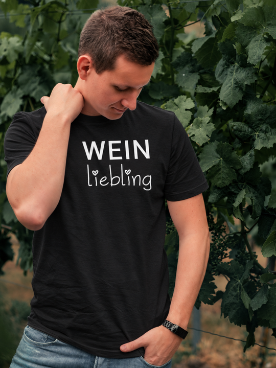 Weinliebling – Herren Basic T-Shirt Schwarz – eigenes Einzelmodel, vollständiges Originalmotiv mit beiden Herzpunkten vorne mittig; digital bearbeitet