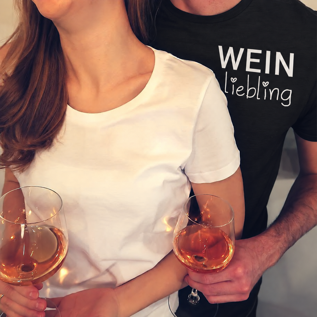 Weinliebling Herren T-Shirt in Schwarz – bearbeitete Trageansicht beim gemeinsamen Weinabend