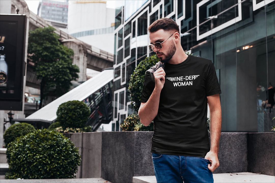 Wine-der Woman Herren Basic T-Shirt in Schwarz – vorhandenes männliches Einzelmodel, Motiv vorne mittig digital bearbeitet
