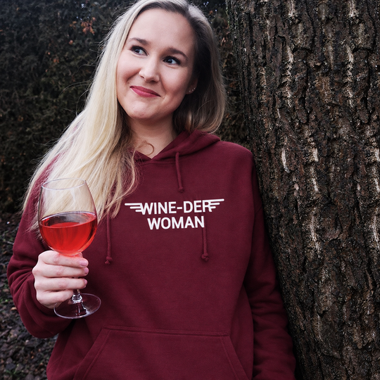 Wine-der Woman Unisex Basic Hoodie in Bordeaux – vorhandene eigene Outdoor-Aufnahme, Kleidung und Motiv digital bearbeitet