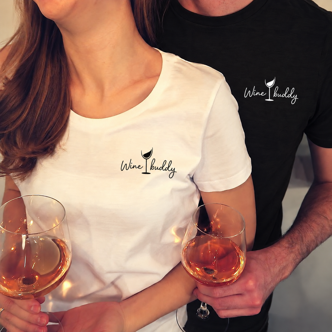 Wine buddy – Herren Basic T-Shirt – eigene Trageansicht digital angepasst