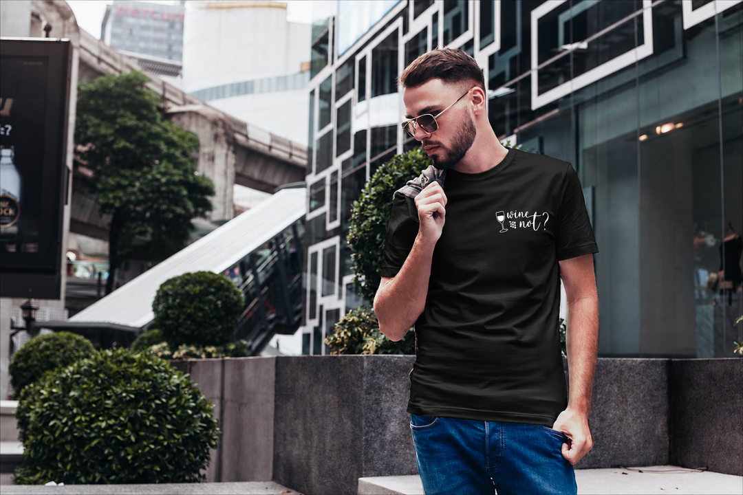 Wine not? Herren T-Shirt Schwarz – eigenes Einzelmodel, Originalmotiv digital eingesetzt