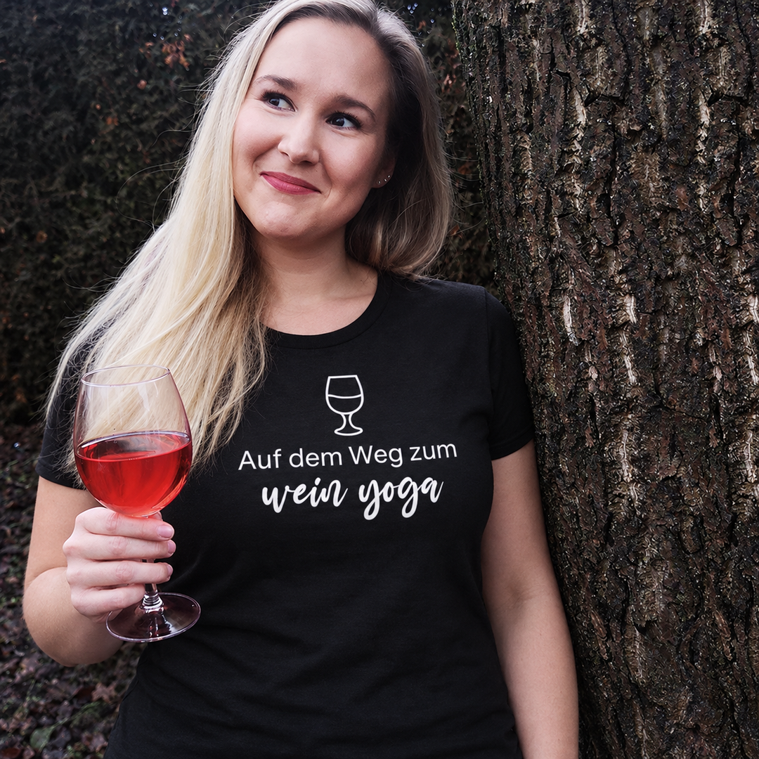 Wein-Yoga – Damen-T-Shirt Schwarz – eigenes Einzelmodel, vollständiges Originalmotiv vorne mittig; digital bearbeitet; Motivgröße Groß