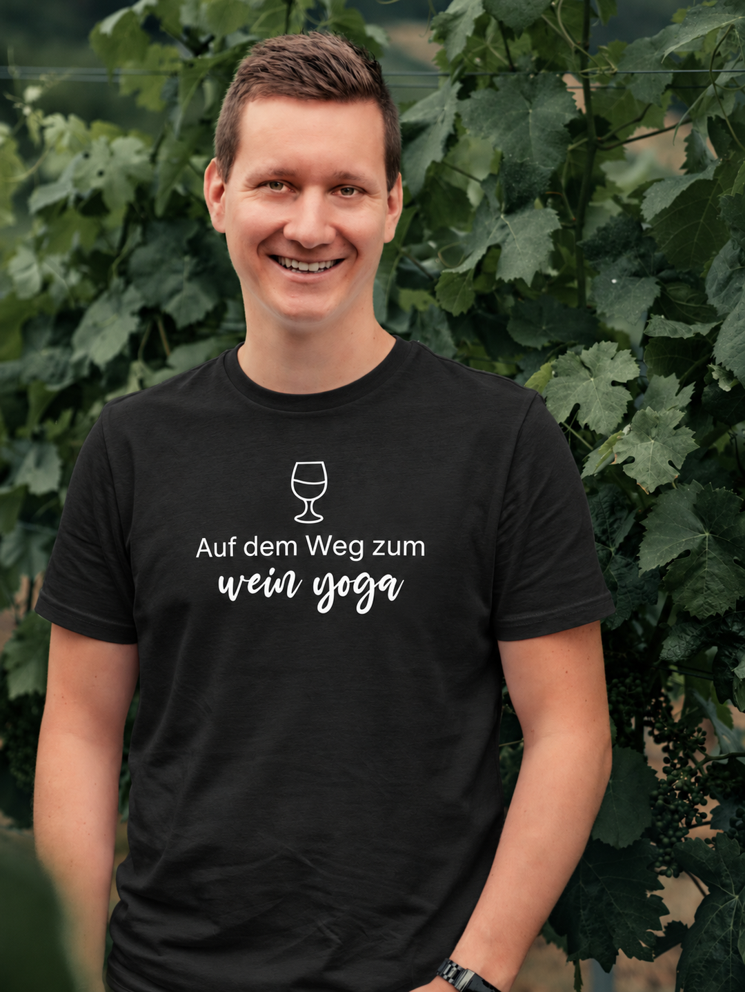 Wein-Yoga – Herren-T-Shirt Schwarz – eigenes Einzelmodel, vollständiges Originalmotiv vorne mittig; digital bearbeitet; Motivgröße Groß