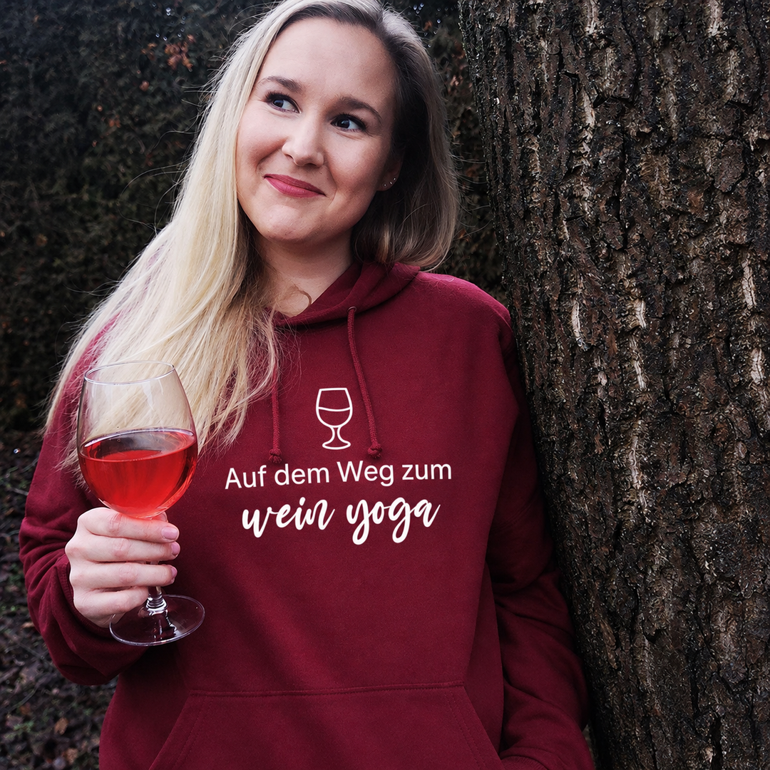 Wein-Yoga – Unisex-Hoodie Bordeaux – eigenes Einzelmodel, vollständiges Originalmotiv vorne mittig; digital bearbeitet; Motivgröße Groß
