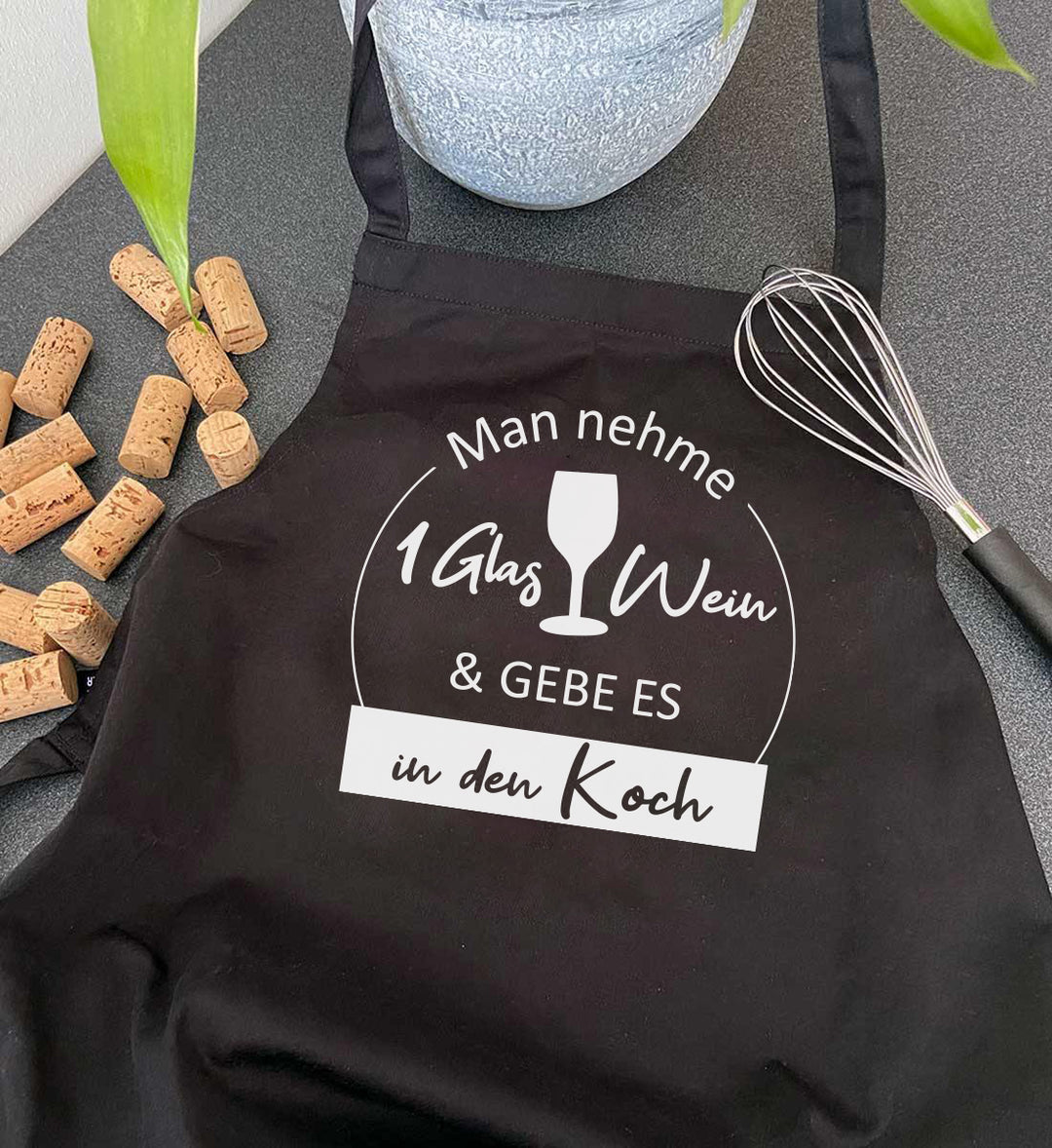 Glas Wein in den Koch